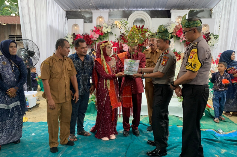 Polsek Kandis Hadiahkan Bibit Pohon di Momen Pernikahan, Usung Pesan Cinta Lingkungan