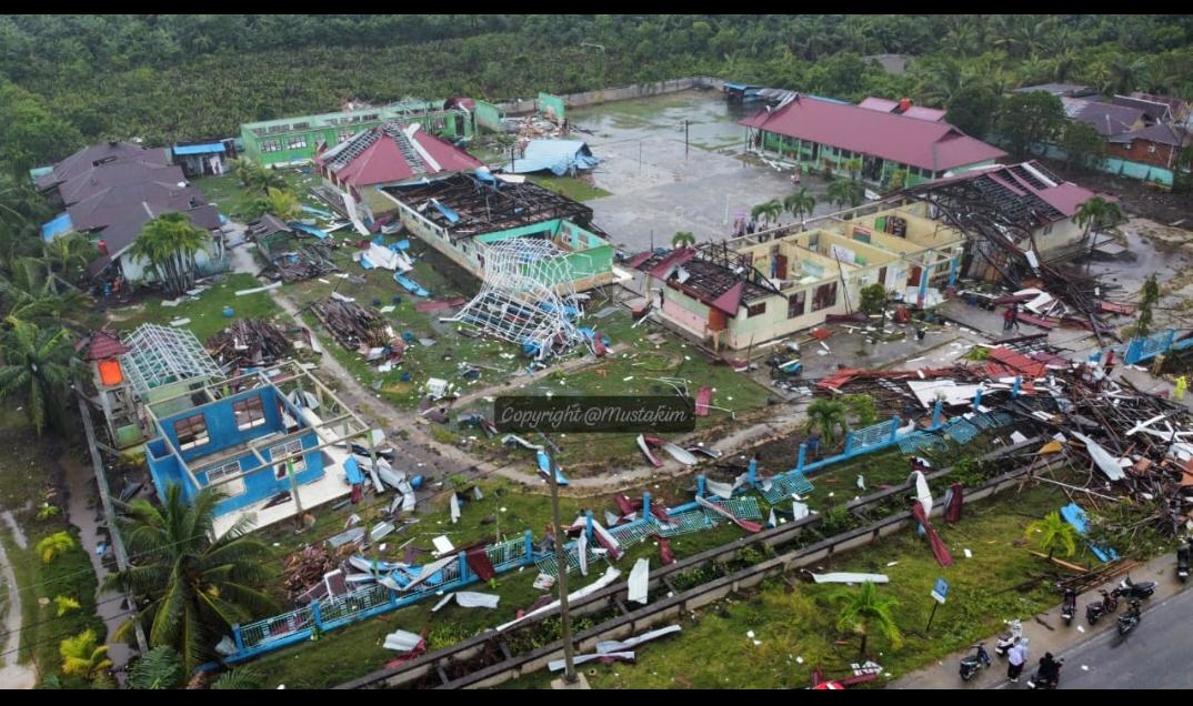 Ahmad Husein Tinjau Kerusakan SMPN 1 Bandar Laksamana, Dorong Perbaikan Segera Pascabencana