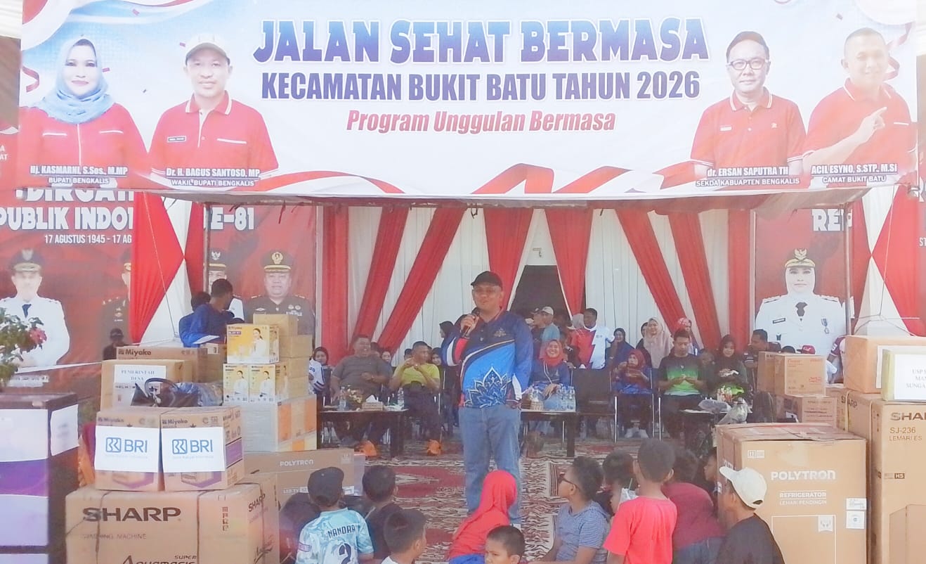Dalam Rangka HUT RI ke 81, Pemcam Bukit Batu Gelar Jalan Sehat Bermasa Bertabur Hadiah