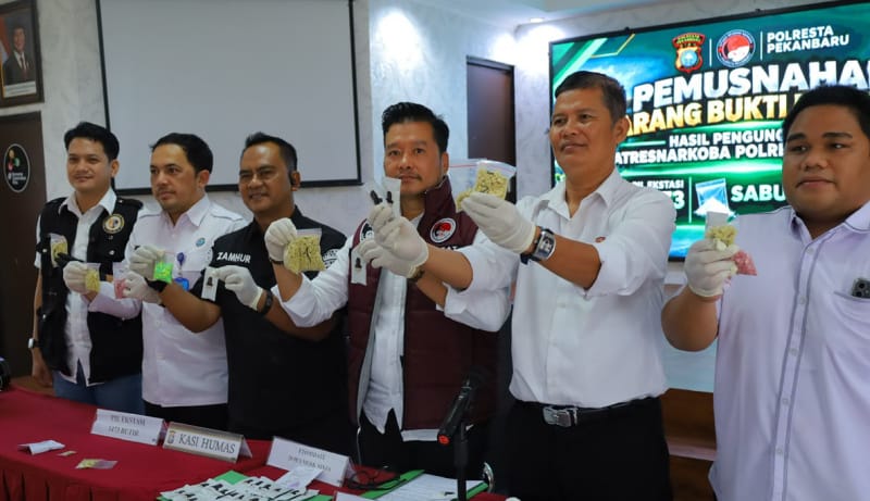 Polresta Pekanbaru Musnahkan 1.473 Butir Ekstasi, Sabu, dan Cartridge Etomidate