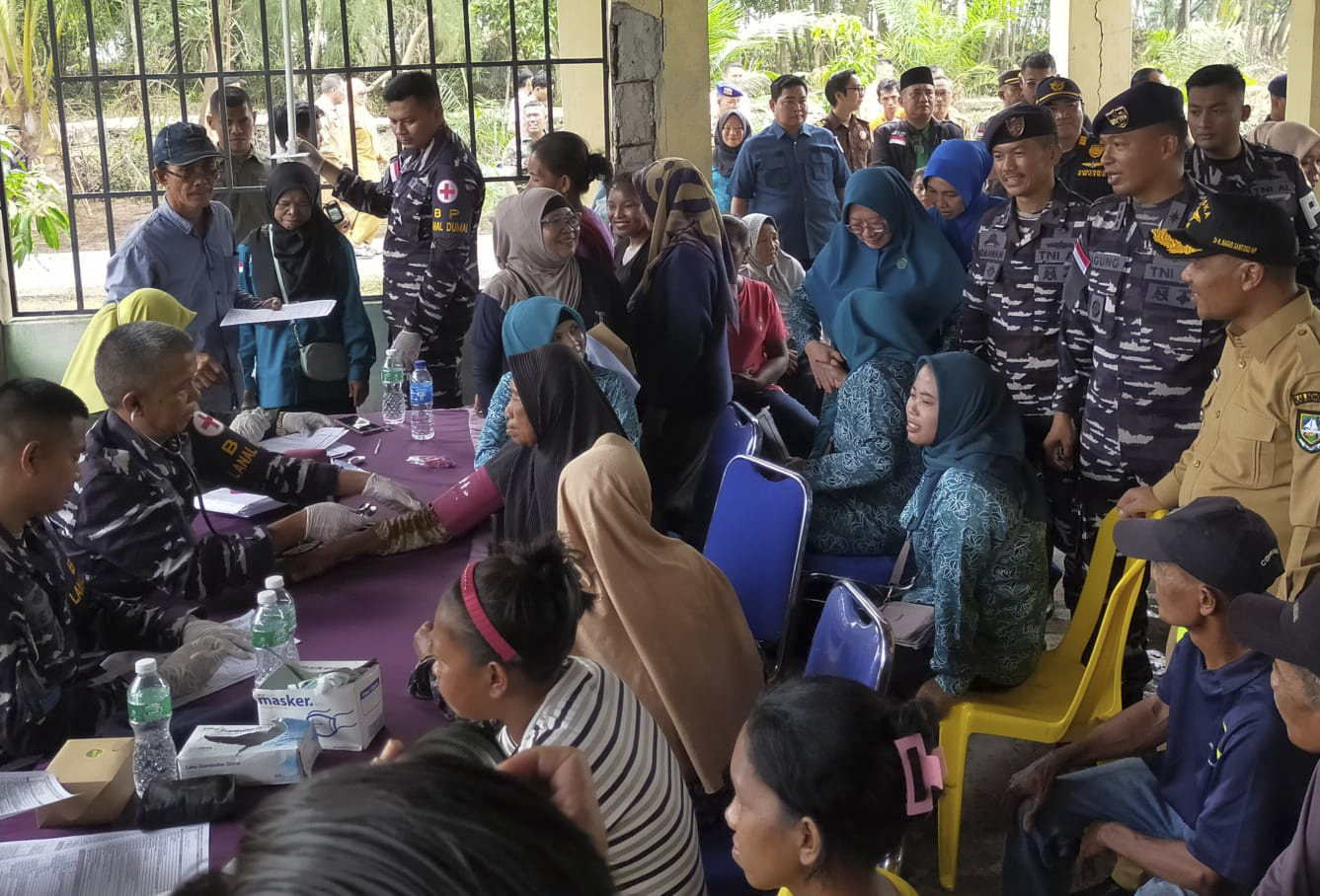HUT ke 81 TNI AL, Danlanal Dumai Serahkan 105 Paket Sembako dan Layanan Kesehatan Gratis untuk Warga Suku Akit