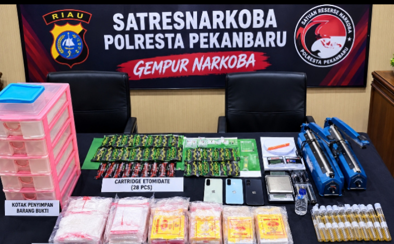 Gerebek Kamar Kos di Pekanbaru, Satresnarkoba Amankan Perempuan dan Puluhan Cartridge Diduga Berisi Etomidate