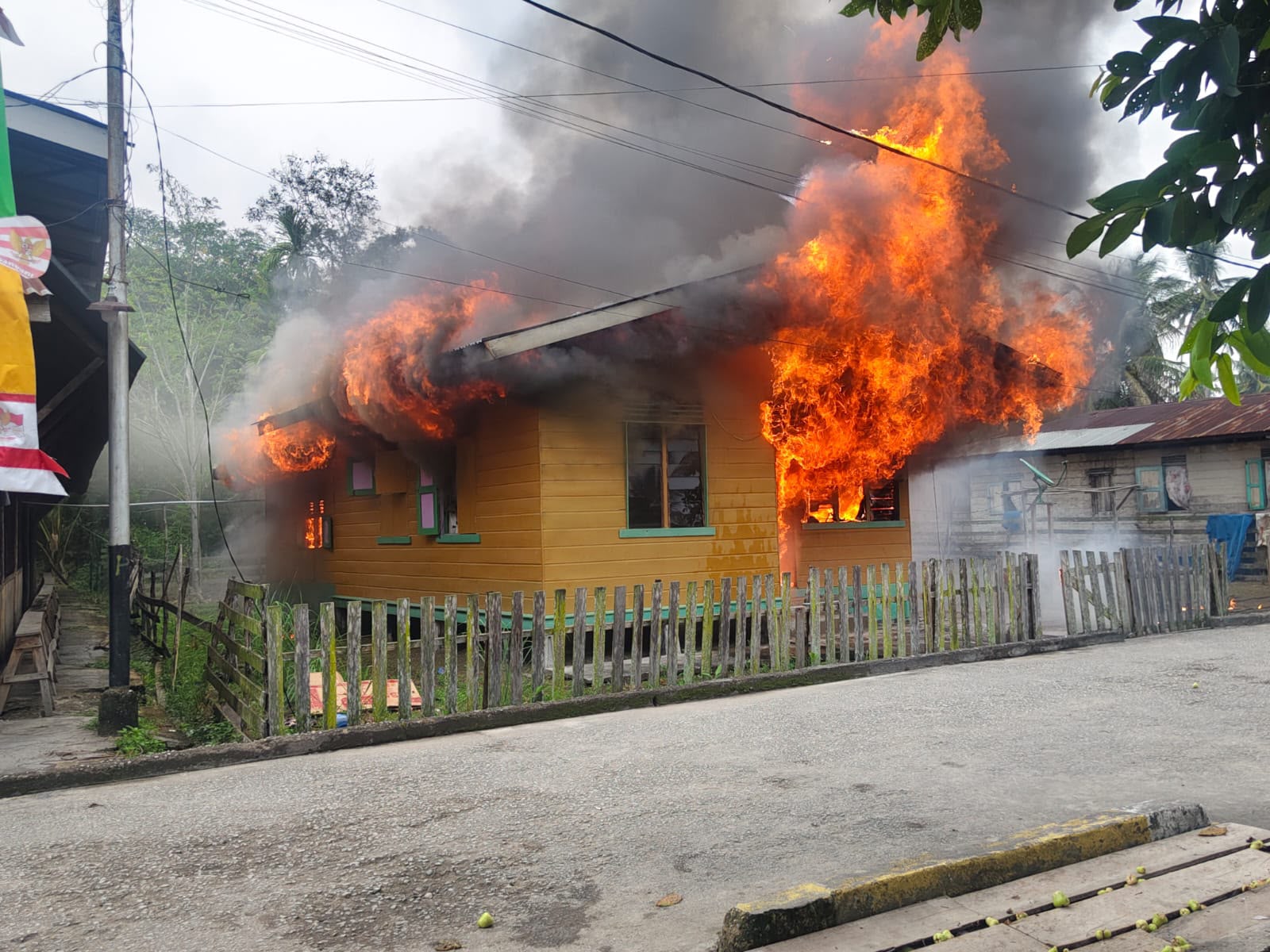 Kebakaran Hebat Hanguskan Rumah di Teluk Belitung, Dua Penghuni Pingsan