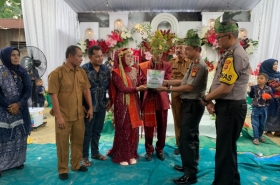 Polsek Kandis Hadiahkan Bibit Pohon di Momen Pernikahan, Usung Pesan Cinta Lingkungan